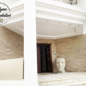 Magnifique villa indépendante de type S+4 non meublé située à Khézama