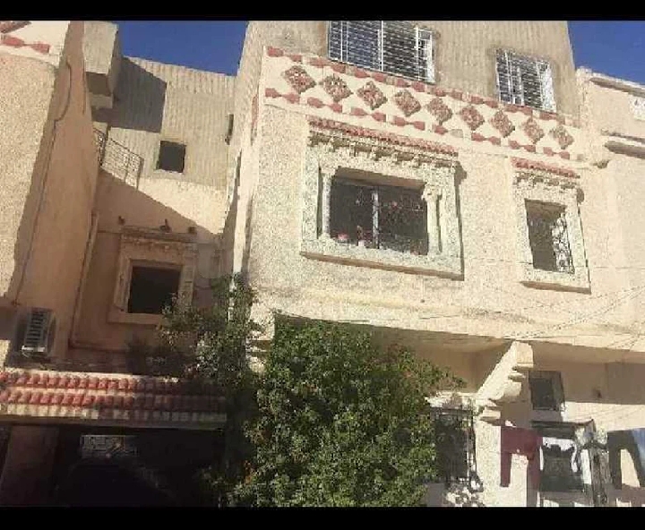 شقة للكراء بالطابق الأول صالة و غرفة عادية و غرفة صغيرة