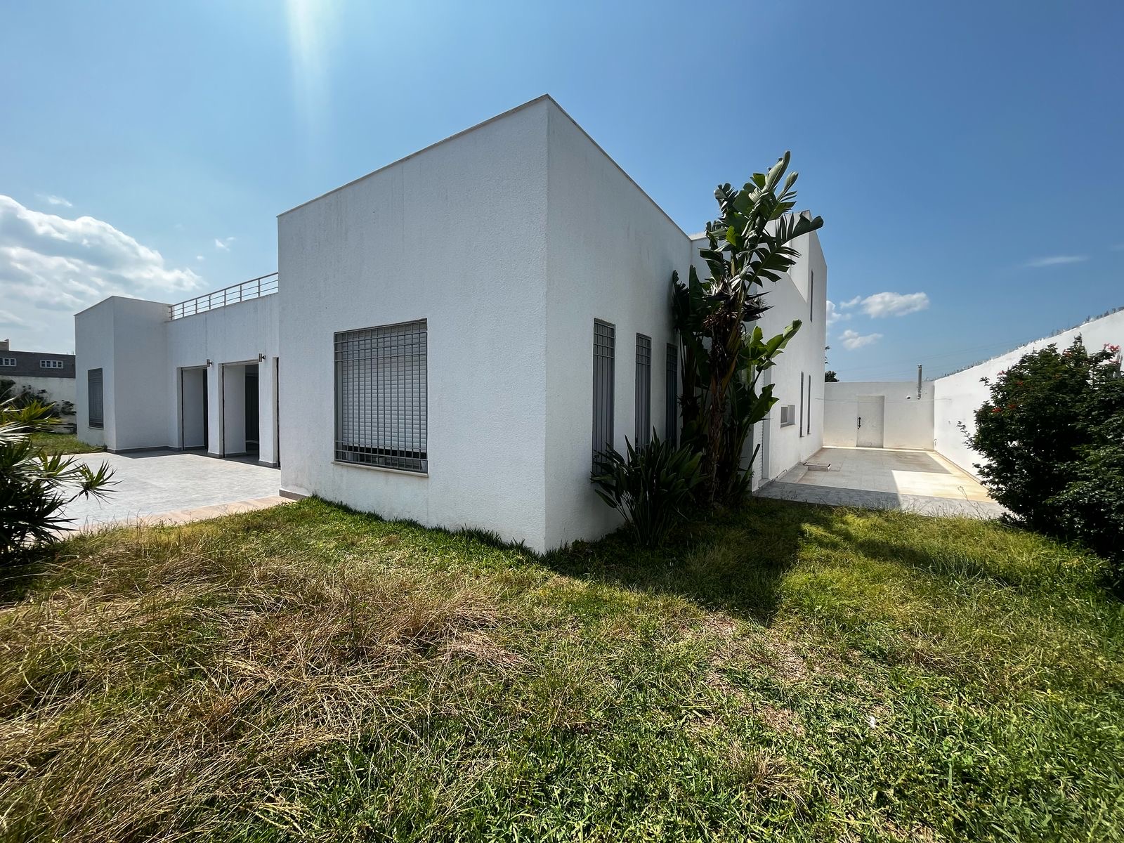 Mansion de Luxe avec Piscine à Débordement – Soukra, Tunis