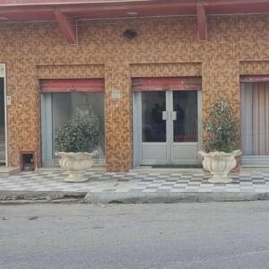 Local à 200m des grands vitrines en face de l’Institut Libre d’Infirmières Bougirra