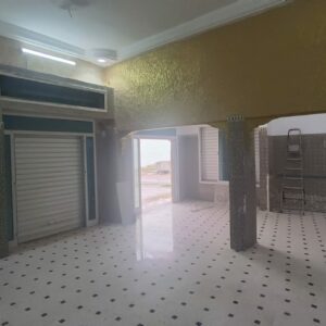 Local commercial de 150 m² avec terrasse, idéal pour salon de thé, à proximité de la Maison des Jeunes