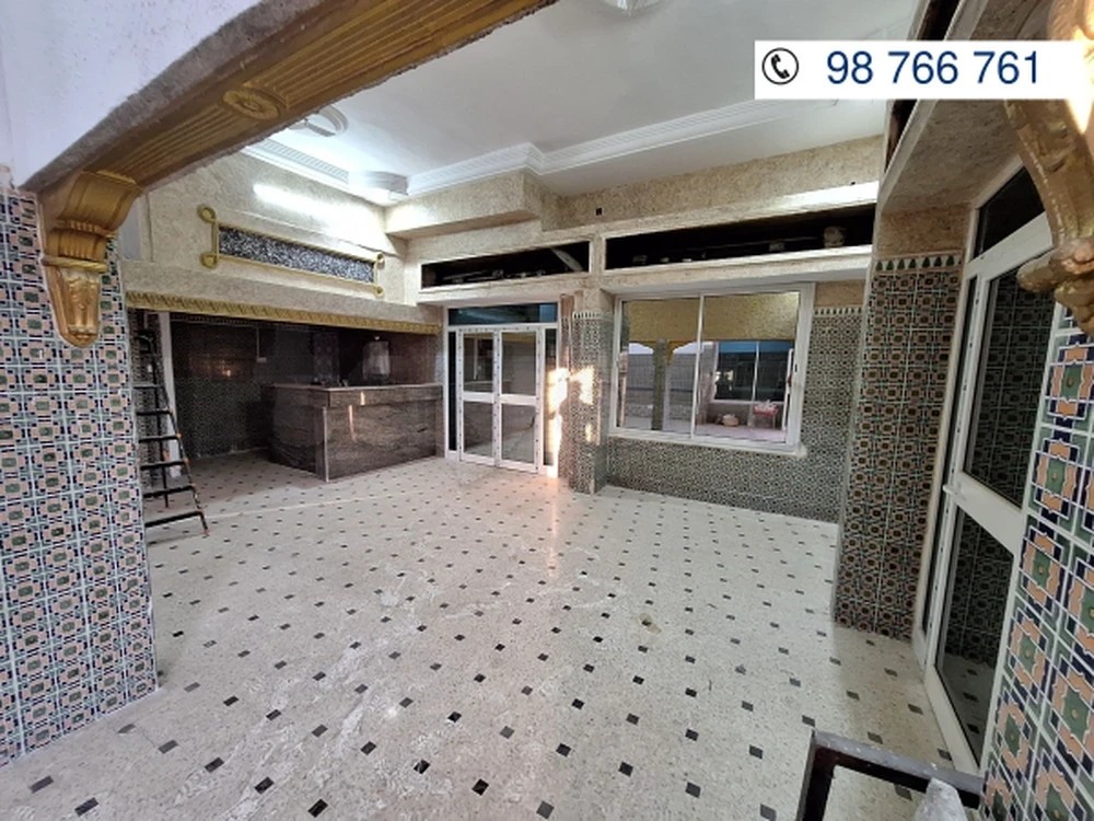 Local commercial de 150 m² avec terrasse, idéal pour salon de thé, à proximité de la Maison des Jeunes
