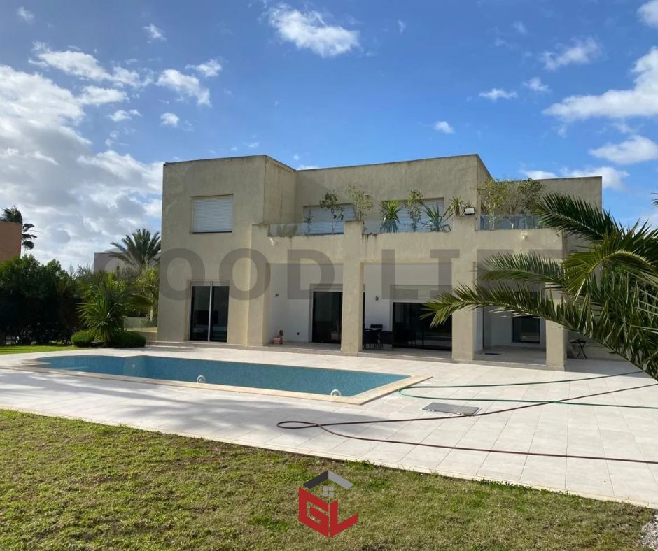 Villa S+5 avec piscine et jardin à Gammarth