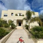 Photo-1 : Villa S+5 avec piscine et jardin à Gammarth