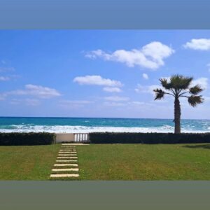 Villa pieds dans l&rsquo;eau richement meublée à Maamoura Plage