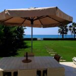 Villa pieds dans l&rsquo;eau richement meublée