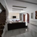 Photo-8 : Maison bien entretenue avec piscine