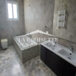 Photo-11 : Triplex S+4 avec piscine à La Soukra MTRL0112