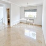Photo-13 : Triplex S+4 avec piscine à La Soukra MTRL0112